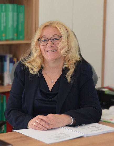 Dr. Theresia Guggi